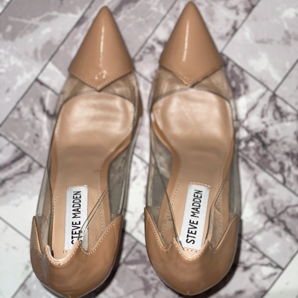 Nude pumps